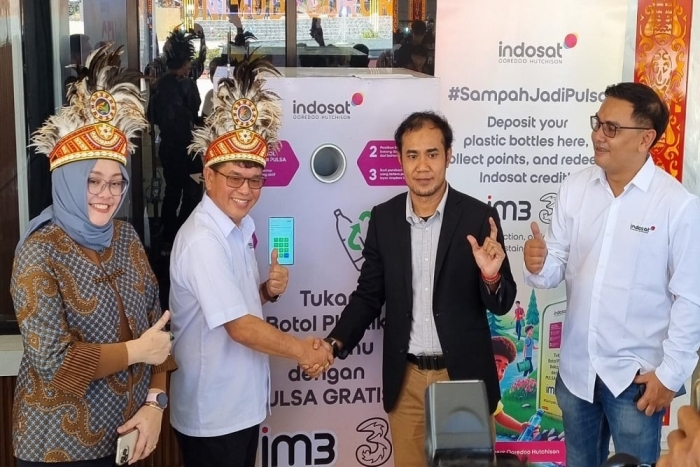 Indosat menggelar program pengelolaan sampah di Unimuda Sorong